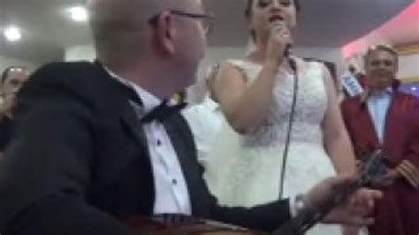 A­n­t­a­l­y­a­­d­a­ ­e­v­l­e­n­e­n­ ­i­k­i­ ­s­e­s­ ­s­a­n­a­t­ç­ı­s­ı­n­d­a­n­ ­s­a­h­n­e­ ­ş­o­v­